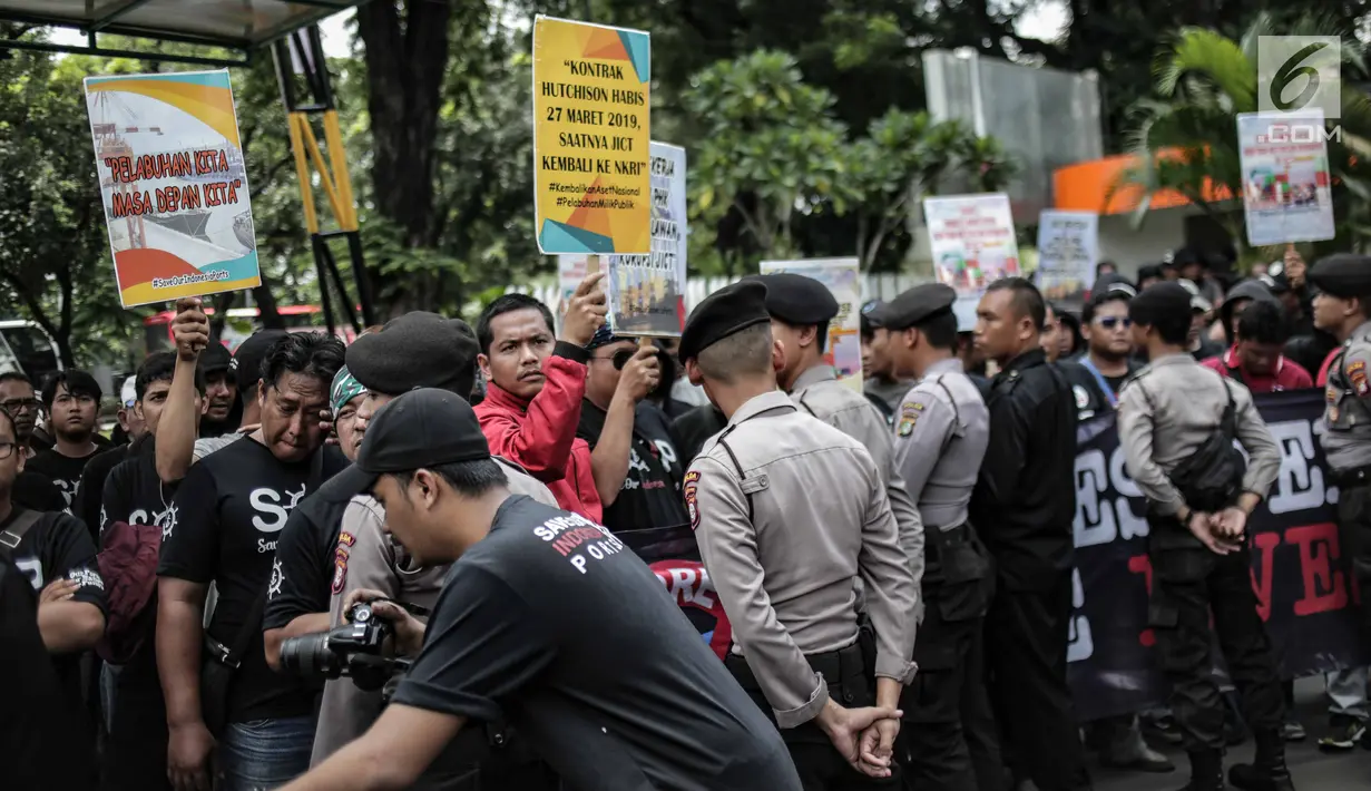 Polisi menghadang pekerja SP JICT dan Pelabuhan Indonesia saat melakukan aksi di depan Kementerian BUMN, Jakarta, Rabu (27/2). Dalam aksinya mereka mencoba menerobos pagar Gedung BUMN. (Liputan6.com/Faizal Fanani)