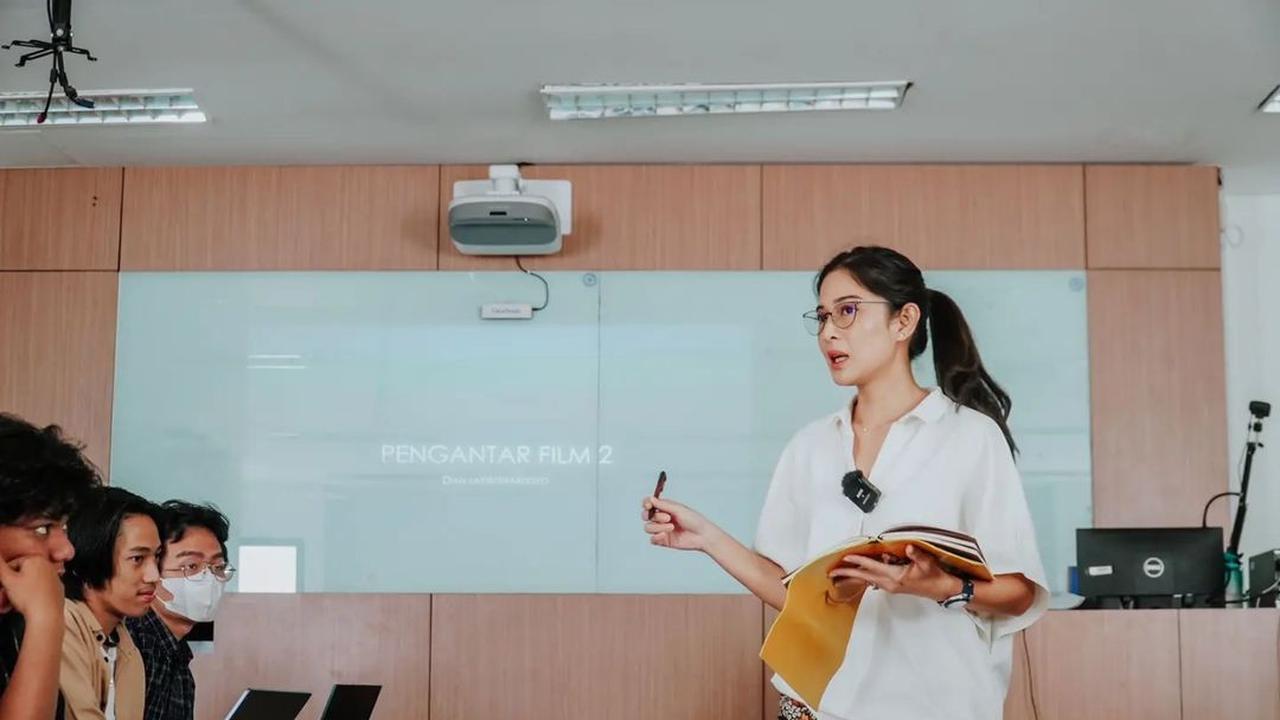 Sebut Enggak Pelit Nilai, Ini 7 Potret Dian Sastro Jadi Dosen di Vokasi UI