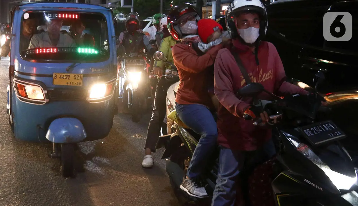 Terlihat, banyak kendaraan sepeda motor yang membawa barang-barang bawaannya yang diikat di belakang sepeda motor, maupun tas-tas yang digendong. (Liputan6.com/Herman Zakharia)