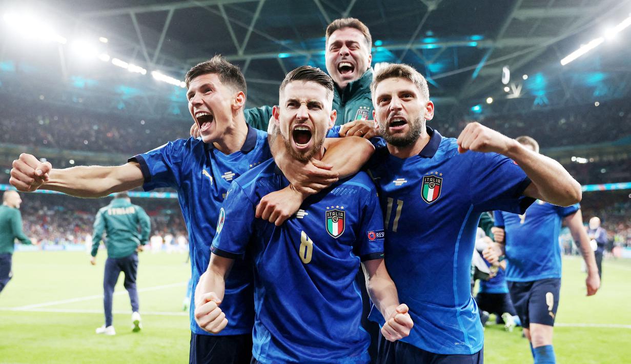 Para pemain Timnas Italia melakukan selebrasi usai mengalahkan Spanyol pada laga semifinal Euro 2020. Gli Azzuri menang adu penalti dengan skor 4-2. (Foto/AFP/Carl Recine/Pool)