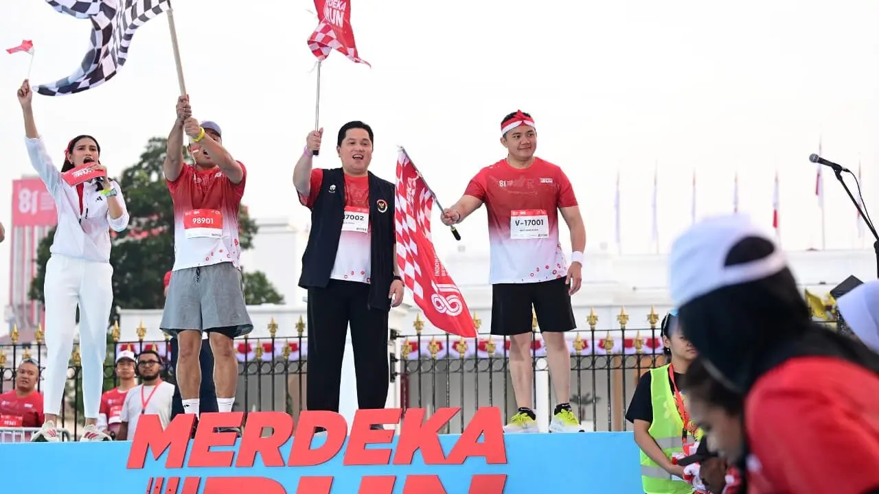 Menteri Sekretaris Negara Prasetyo Hadi, Menteri Pemuda dan Olahraga Erick Thohir, dan Sekretaris Kabinet Teddy Indra Wijaya melakukan flag off Merdeka Run 2026 di jalan depan Istana Merdeka, Jakarta.