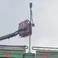 Tangkapan layar video dua pekerja jatuh dari mobil crane saat memperbaiki lampu jalan di Flyover Kalibalok, Bandar Lampung.  Foto (Istimewa).