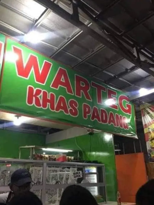 6 Spanduk Toko Ini Bikin Bingung Pembeli, Beda Jauh dengan Barang Jualannya