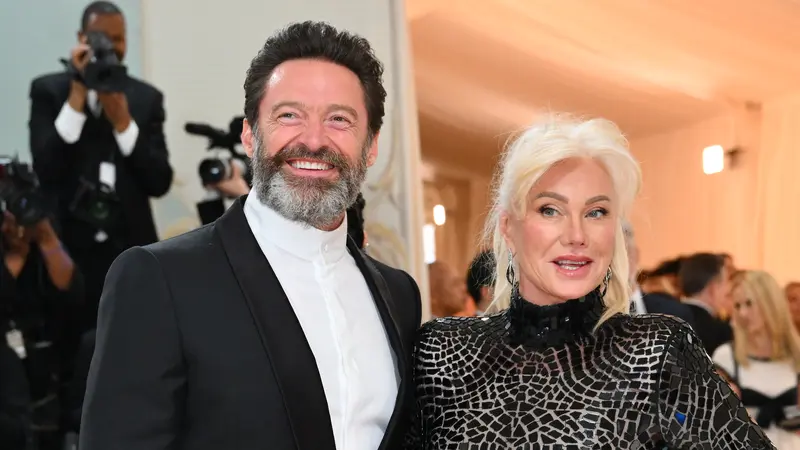 Aktor Australia Hugh Jackman dan istrinya Deborra-Lee Furness tiba untuk Met Gala 2023 di Metropolitan Museum of Art pada 1 Mei 2023, di New York.