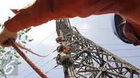 Pasukan Elit PLN saat beraksi di Menara Sutet Jalan Asia Afrika, Jakarta, Rabu (12/8/2015). Pekerjaan tersebut mengandung resiko besar karena jaringan listrik masih dipelihara tanpa dipadamkan. (Liputan6.com/Helmi Afandi)