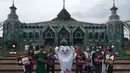 Maskot Piala Dunia 2022, La'eeb (tengah) berfoto bersama masyarakat di Masjid Al-Markaz Al-Islami, Makassar, Jumat (4/11/2022). (Dok. SCM)