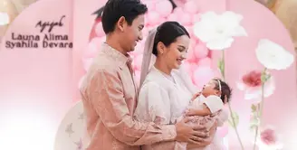 Pendiri Ruangguru Belva Devara dan sang istri Sabrina Anggraini baru saja menyambut anak pertama mereka. Menyelenggarakan acara Tasyakuran Aqiqah, keduanya tampil kompak dan manis bersama dalam nuansa serba pink. [Foto: Instagram/sabrinaanggraini]