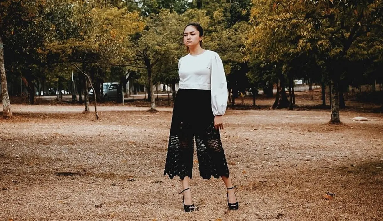 Sebagai warna yang netral, enggak salah baju putih sering digunakan artis cantik yang satu ini. Dalam momen santai, Marshanda menggunakan blouse putih dengan celana berenda. Gaya Marshanda in iterlihat casual namun tetap elegan.   (Liputan6.com/IG/@marshanda99)