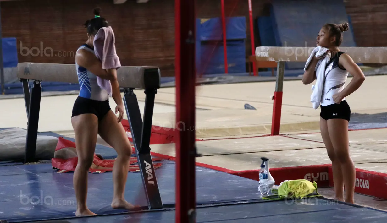 Amartiani (kiri) dan Rifda Irfanaluthfi beristirahat sejenak saat sesi latihan persiapan menuju  SEA Games 2017 di GOR Senam Radin Inten, Jakarta Timur, Rabu (09/8/2017). SEA Games 2017 dimulai 19-30 Agustus di Malaysia. (Bola.com/Nicklas Hanoatubun)