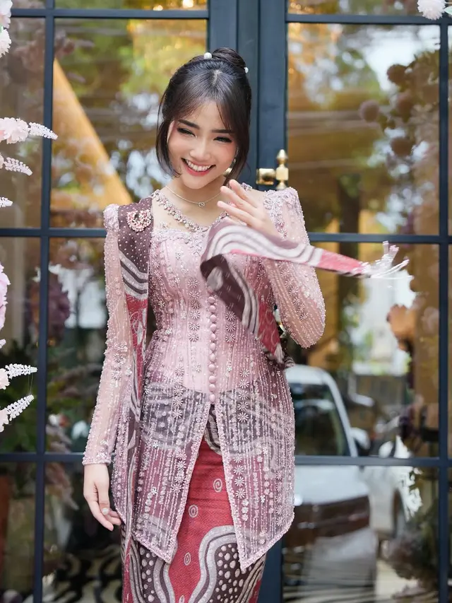 8 Potret Beda Gaya Kebaya Fuji An saat Lamaran, Akad, dan Resepsi Sang Kakak Frans Faisal yang Bisa Jadi Inspirasi