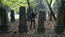 Dominik Creazzi, pemburu hantu dari "Paranormal Investigator" mencari aktivitas gaib di pusat pemakaman tua di Wina, Austria, 20 Oktober 2016. Pemakaman ini disinyalir memiliki aura mistis yang kental dengan aktivitas makhluk halus. (JOE KLAMAR/AFP)