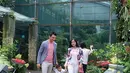 Diunggah 21 Februari silam, Titi Kamal, Tian dan Juna tengah menikmati taman bunga 'indoor', di Bandar Udara Changi, Singapura. Tikam mengaku tidak pernah bosan mengunjunginya. (Foto: Instagram/@titi_kamall)