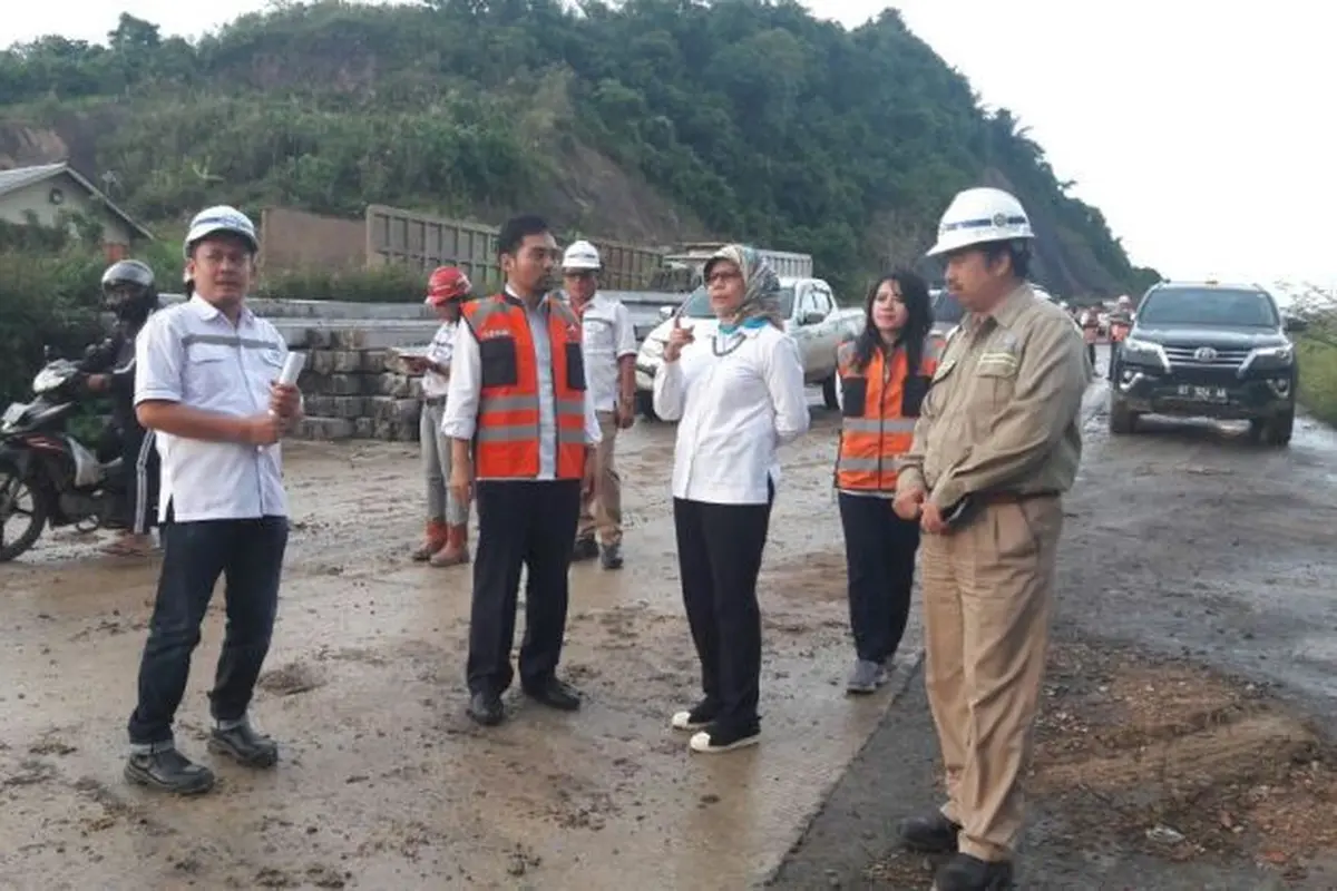 Direktur Utama PT Jasa Marga (Persero) Tbk. Desi Arryani melakukan kunjungan kerja ke proyek pembangunan Jalan Tol Balikpapan-Samarinda.