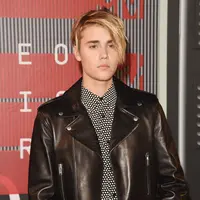 Gaya rambut Justin Bieber yang malam itu tampak juga pada rambut Channing Tatum sontak mengundang berbagai komentar dari berbagai media. Seperti tweet Cinya Burton, “Atas nama Bieber apa yang terjadi dengan rambut Tatum???!?” (AFP/Bintang.com)