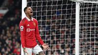 Ekspresi pemain Manchester United, Marcus Rashford setelah gagal menjebol gawang Leeds United dalam pertandingan lanjutan Liga Inggris 2022/2023 yang berlangsung di Old Trafford, Rabu (8/2/2023). Penyerang Inggris dengan nilai 60 juta euro itu telah bersama MU sepanjang hidupnya tetapi ia bisa pergi sebagai agen bebas jika kontraknya tidak diperpanjang sebelum Juni 2023. (AFP/Oli Scarff)