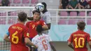 <p>Pemain Timnas Spanyol U-17, Marc Guiu (kiri) berduel dengan pemain Mali U-17 dalam pertandingan babak penyisihan Grup B Piala Dunia U-17 di Stadion Manahan, Solo, Senin (13/11/2023). (Bola.com/Arief Bagus)</p>