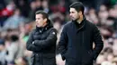 <p>Pelatih Arsenal, Mikel Arteta, mengamati permainan anak asuhnya saat melawan Fulham pada laga pekan ke-20 Liga Inggris 2023/2024 di Craven Cottage, Minggu (31/12/2023). Gol Fulham dipersembahkan Raul Jimenez dan Bobby De Cordova-Reid. Sementara gol Arsenal dicetak Bukayo Saka. (AFP/Adrian Dennis)</p>