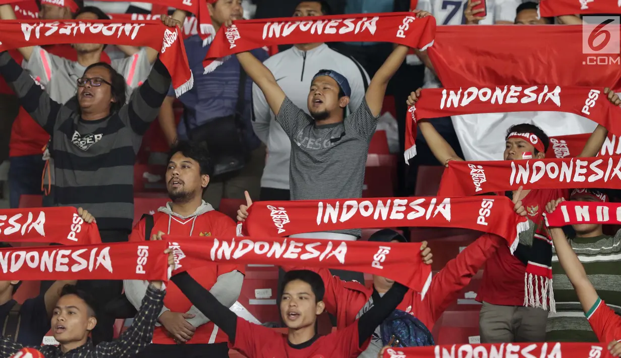 Suporter Tim Garuda membentangkan syal jelang menyaksikan Indonesia melawan Thailand pada laga Grup G Kualifikasi Piala Dunia 2022 zona Asia di Stadion Utama Gelora Bung Karno, Jakarta, Selasa (10/9/2019). Indonesia kalah 0-3. (Liputan6.com/Helmi Fithriansyah)