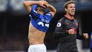Pemain Everton, Nikola Vlasic menutup wajahnya setelah gawangnya dibobol pemain Arsenal pada laga Premier League pekan ke-9 di Goodison Park, Liverpool, (22/10/2017). Arsenal menang 5-2. (AFP/Oli Scarff)