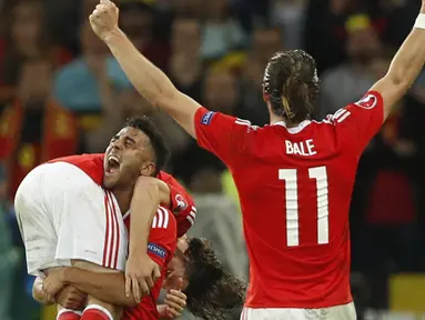 Pemain Wales, Joe Allen, Neil Taylor dan Gareth Bale merayakan kemenangan timnya atas Belgia 3-1 pada perempat final piala Eropa 2016 di Stade Pierre-Mauroy, Lille, Prancis, Sabtu (2/7/2016) dini hari WIB. (REUTERS/Carl Recine)