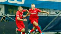 Penyerang Salzburg, Erling Braut Haland (kanan) melakukan selebrasi usai mencetak gol ke gawang Genk, pada Matchday 1 Liga Champions 2019-2020, di Stadion Salzburg, Austria, Rabu (18/9/2019) dini hari WIB.  (AFP / Krugfoto APA)