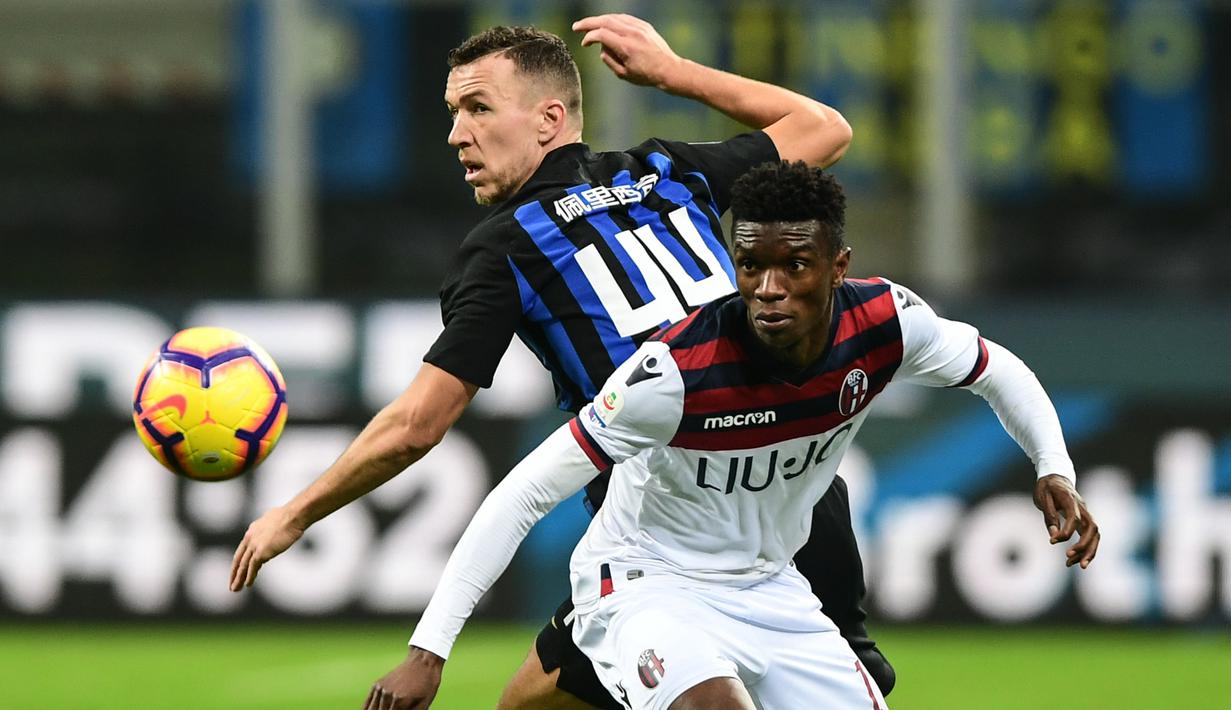 Duel antara Ibrhima Mbaye dan Ivan Perisic pada lanjutan Serie A yang berlangsung di stadion Giuseppe Meazza, Milan, Minggu (3/2). Inter Milan kalah 0-1 kontra Bologna. (AFP/Miguel Medina)