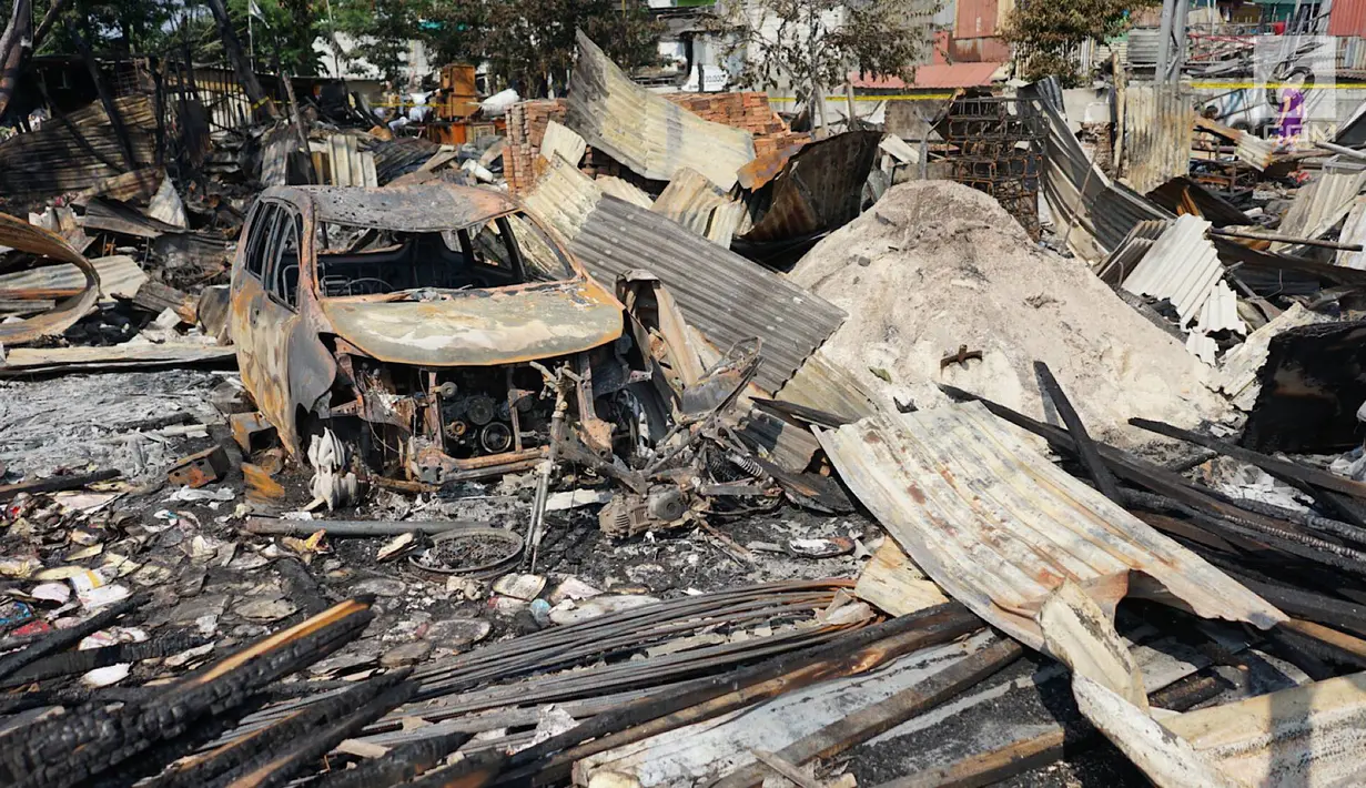 Kendaraan hangus terbakar setelah kebakaran melanda lahan parkir di Jalan Budi Mulia Utara, Pademangan, Jakarta Utara, Rabu (24/7/2019). Kebakaran diduga terjadi akibat korsleting arus listrik. (Liputan6.com/Immanuel Antonius)