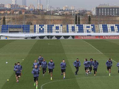 Para pemain Real Madrid, berlatih ringan sebelum menjamu Napoli pada laga 16 besar Liga Champions di   Valdebebas stadium, Madrid, Spain, (14/2/2017). (AP/Daniel Ochoa de Olza)