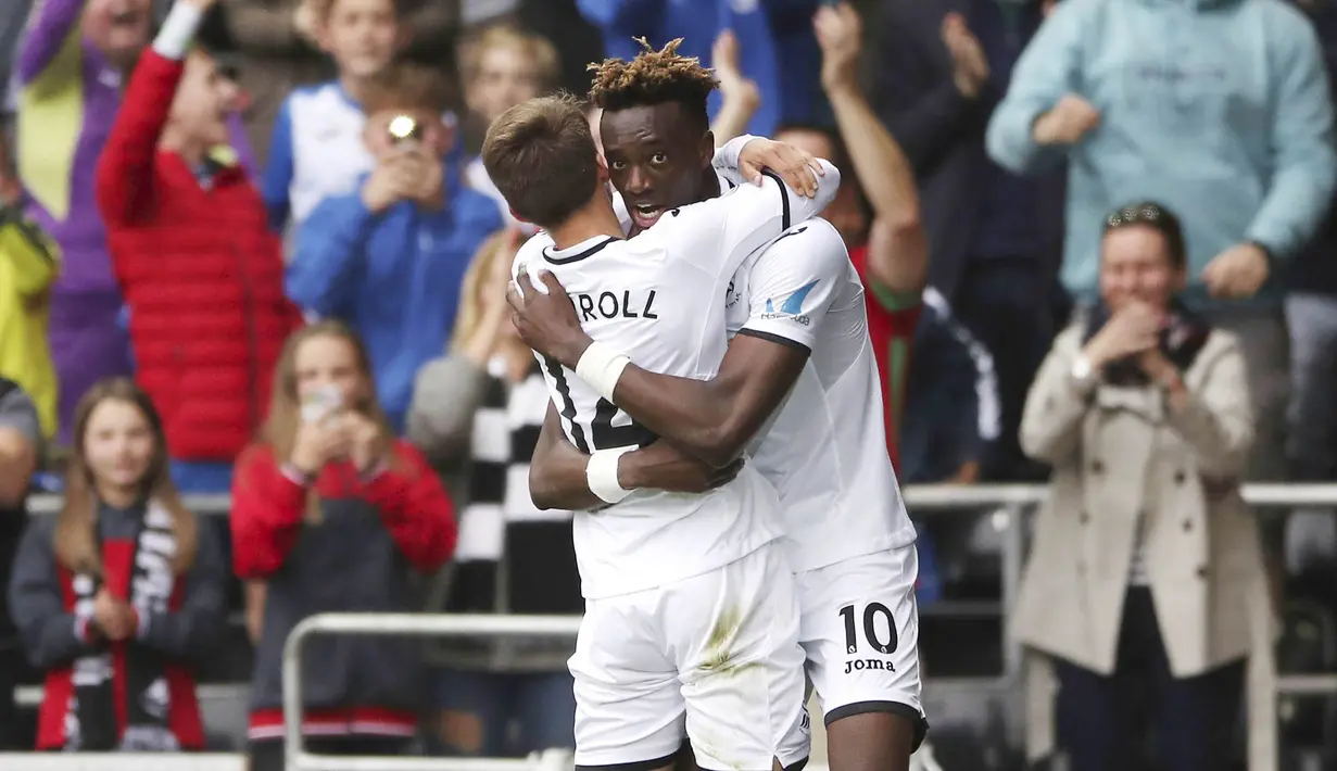 Striker Swansea City, Tammy Abraham, melakukan selebrasi usai mencetak gol ke gawang Huddersfield pada laga Premier League di Stadion Liberty, Sabtu (14/10/2017). Swansea City menang 2-0 atas Huddersfield. (AP/Nick Potts)