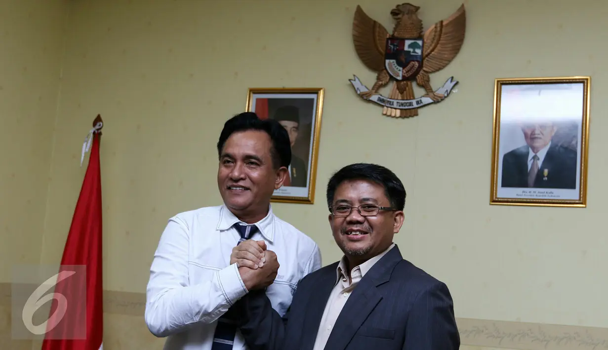 Bakal calon Gubernur DKI Jakarta, Yusril Ihza Mahendra menemui Presiden PKS Mohamad Sohibul Iman di kantor DPP PKS, Jakarta, Selasa (22/3). Kedatangan Yusril untuk silahturahmi dan berdiskusi mengenai perkembangan Jakarta. (Liputan6.com/Yoppy Renato)