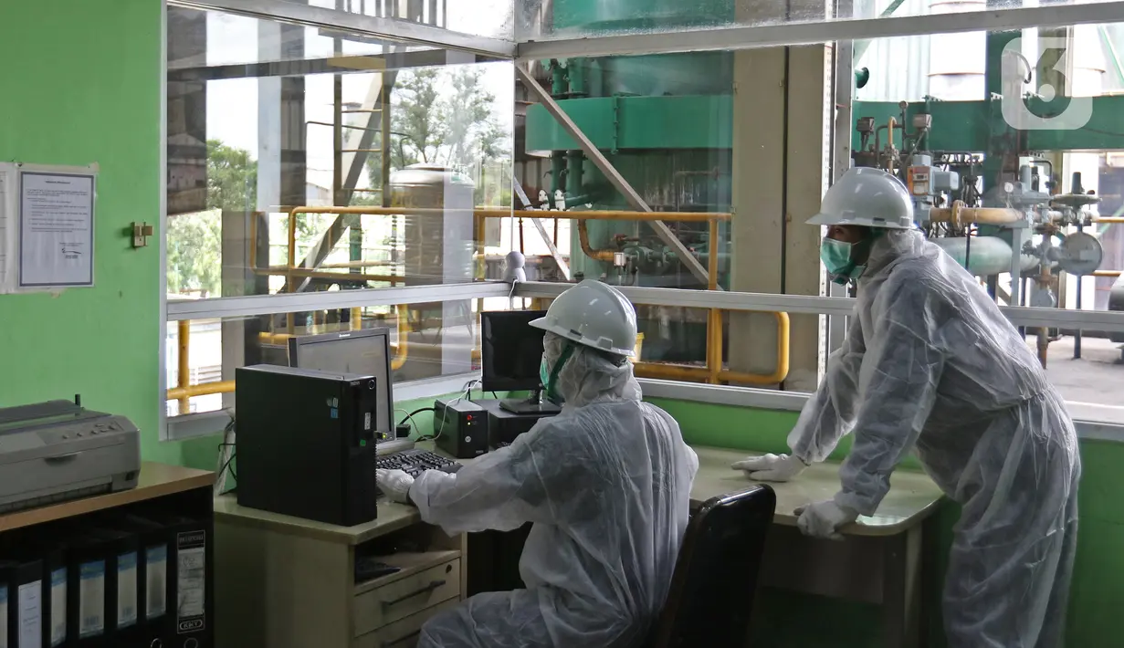 Petugas berada di ruangan control di PT Jasa Medivest, Plant Dawuan, Karawang, Jawa Barat, Kamis (10/12/2020).  Dari bulan Maret hingga Oktober 2020, PT Jasa Medivest telah memusnahkan lebih dari 500 ton limbah B3 medis infeksius Covid-19. (Liputan6.com/Herman Zakharia)