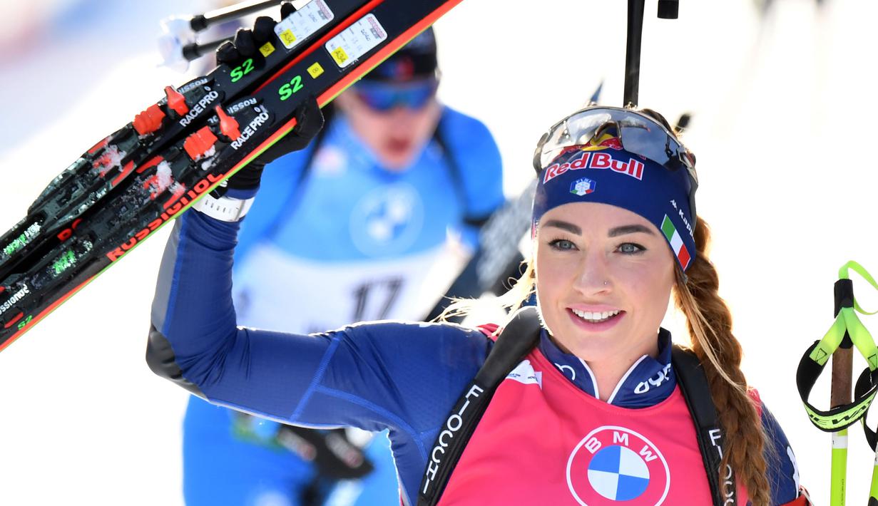 Pose atlet Biathlon asal Itali, Dorothea Wierer saat mengikuti perlombaan Piala Dunia IBU Biathlon di Hochfilzen, Austria, Minggu (20/12/2020). (Foto: AFP/Barbara Gindl)