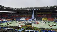 Suasana acara pembukaan Piala Eropa 2016, di Stade de France, Saint-Denis, Jumat atau Sabtu (11/6/2016) dini hari WIB. (AFP/Philippe Lopez).