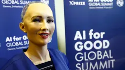 Sophia, robot cerdas berteknologi terbaru tersenyum saat diperkenalkan di sela acara KTT Global "AI for Good" di ITU di Jenewa, Swiss (7/6). Robot ini memiliki kemampuan mengeluarkan gerak-gerik dan ekspresi wajah mirip manusia. (Reuters/Denis Balibouse)
