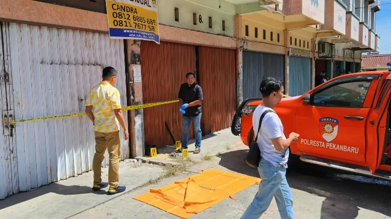 Petugas identifikasi dari Polresta Pekanbaru melakukan olah tempat kejadian perkara di lokasi penemuan mayat bayi dalam kantong plastik.