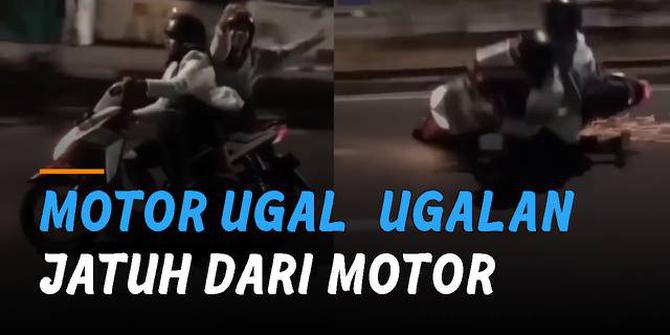 VIDEO: Kendarai Motor Ugal-Ugalan, Dua Pemuda Jatuh Dari Motor