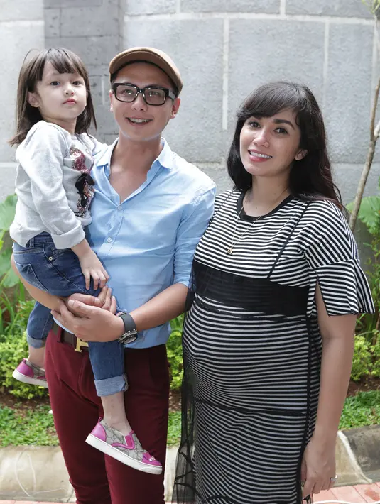 "Menurutku hamil jangan dijadikan masalah, dibuat enjoy saja. Dinikmati-lah," kata Ussy Sulistiawati saat ditemui di kawasan Pondok Labu, Jakarta Selatan, Sabtu, (26/11/2016). (Bambang E. Ros/Bintang.com)