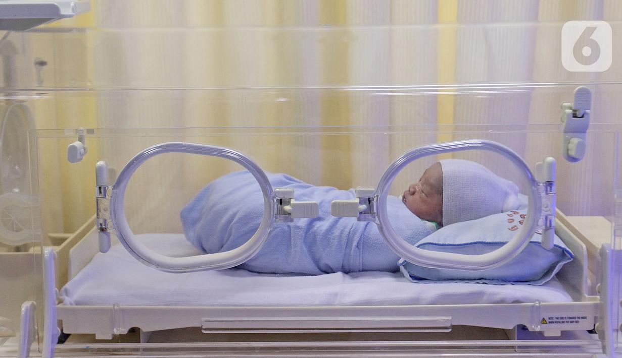 Kondisi bayi yang baru lahir di Rumah Sakit Ibu dan Anak Tambak, Jakarta, Kamis (20/2/2020). Bayi laki-laki yang belum diberi nama dari pasangan Khaidah Nurmayanti dan Agus Suseno itu lahir pada tanggal 20 bulan 02 tahun 2020 atau 20-02-2020. (Liputan6.com/Herman Zakharia)