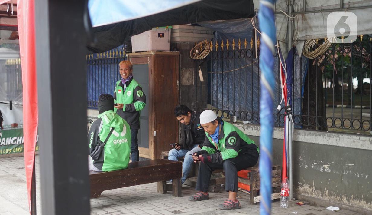 Pengemudi ojek daring menunggu order di depan Cibubur Junction, Jakarta, Selasa (24/3/2020). Merebaknya corona Covid-19 menyebabkan aktivitas di kawasan itu lesu yang juga berimbas pada turunnya pendapatan pengemudi ojol hingga lima kali lipat dibanding hari biasanya (Liputan6.com/Immanuel Antonius)