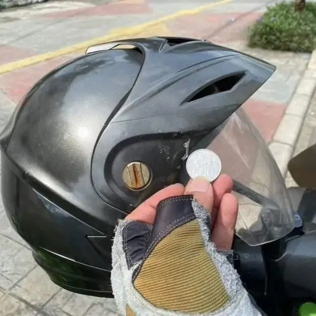 Atas visor helm (Instagram/@unconditionaldesign)