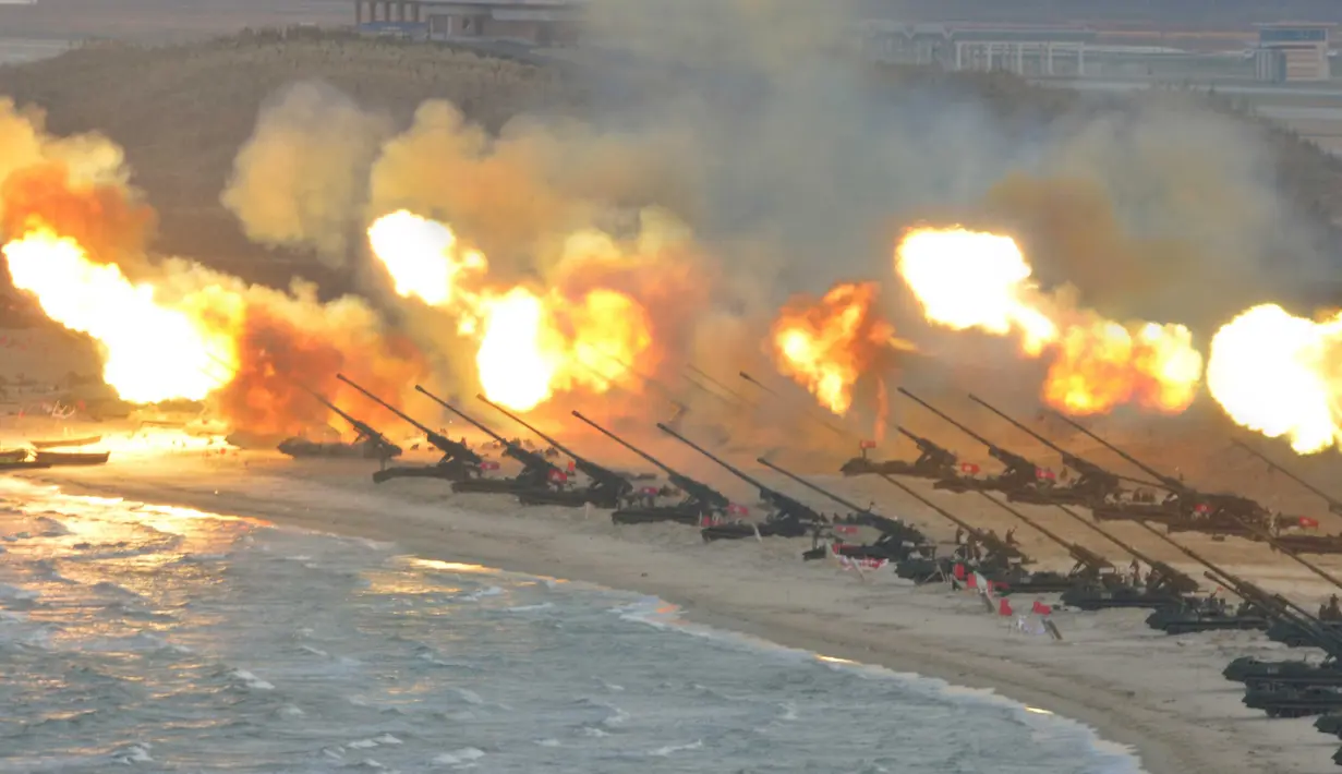 Sejumlah artileri menembakkan rudal selama latihan militer di sepanjang garis pantai di lokasi yang tidak diketahui, Korea Utara (25/3/2016). Latihan militer ini dipantau langsung oleh sang pemimpin, Kim Jong-un.(Reuters/KCNA)