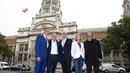 Drummer Pink Floyd, Nick Mason berfoto bersama promotor Michael Cohl di depan Victoria and Albert Museum untuk mempromosikan "The Pink Floyd Exhibition: Their Mortal Remains", di London, Inggris, Rabu (31/8). (REUTERS/Peter Nicholls)