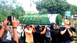 Jenazah pesinetron Renita Sukardi saat tiba di TPU Menteng Pulo, Jakarta, Senin (10/4). Renita Sukardi meninggal dunia usai tiga tahun berjuang melawan kanker payudara. (Liputan6.com/Herman Zakharia)