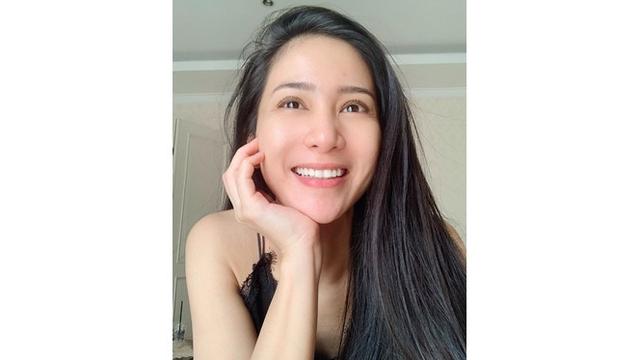 6 Potret Bunga Zainal Tampil Tanpa Makeup, Curi Perhatian