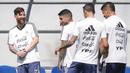 Bintang Argentina, Lionel Messi, tampak rileks bersama rekan-rekannya saat latihan di Brinnitsy, Sabtu (23/6/2018). Argentina akan melakoni laga hidup mati Piala Dunia 2018 melawan Nigeria. (AP/Ricardo Mazalan)