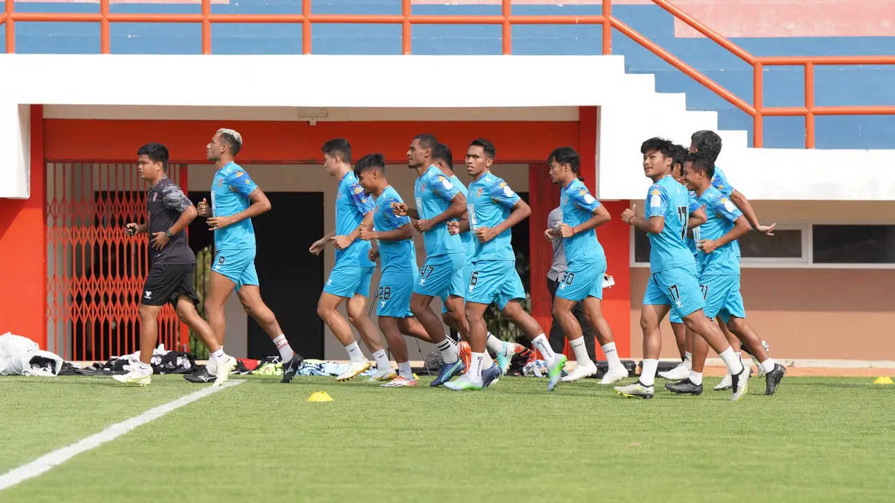 Latihan resmi Malut United di Stadion Kebo Giro