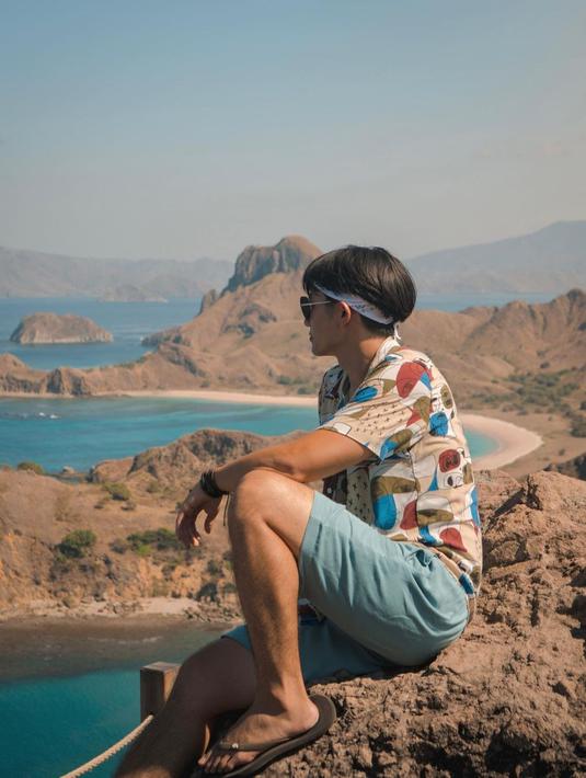 Meski hanya dari samping, tak sedikit yang memuji pesona artis yang disebut mirip aktor Korea Jung Hae Ini ini di kolom komentar unggahannya pada Agustus 2022 lalu. Ikat kepala warna putih dan kacamata hitam yang dikenakannya, mendukung penampilannya jadi makin menarik. (Liputan6.com/IG/@kennyauztin)