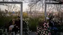 Pengunjung berpose di bawah bunga sakura selama Festival Bunga Musim Semi Yeouido di Seoul, Korea Selatan pada 7 April 2019. Festival Bunga Musim Semi Yeouido menarik banyak turis dan penduduk lokal, berkat kanopi merah muda bunga sakura yang memukau. (Photo by Ed JONES / AFP)