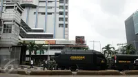 Sejumlah anggota Jihandak TNI AD berjaga di depan gedung Sarinah Jl MH Thamrin, Jakarta, Kamis (14/1/2016). Ratusan petugas penjinak bom gabungan bersiaga pasca ledakan yang terjadi di pos polisi Sarinah, Jakarta. (Liputan6.com/Helmi Fithriansyah)
