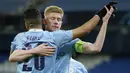 Pemain Manchester City, Kevin De Bruyne melakukan selebrasi bersama Riyad Mahrez usai mencetak gol ke gawang Borussia Dortmund pada laga Liga Champions di Stadion Etihad, Rabu (7/4/2021). City menang dengan skor 2-1. (AP/Dave Thompson)